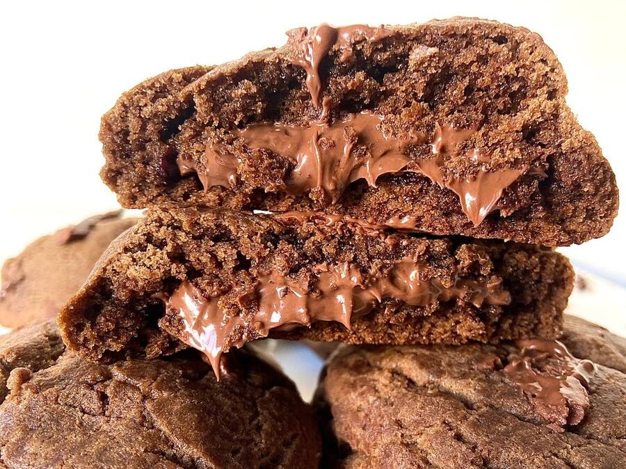 Cookie Dark partido com recheio cremoso de Nutella